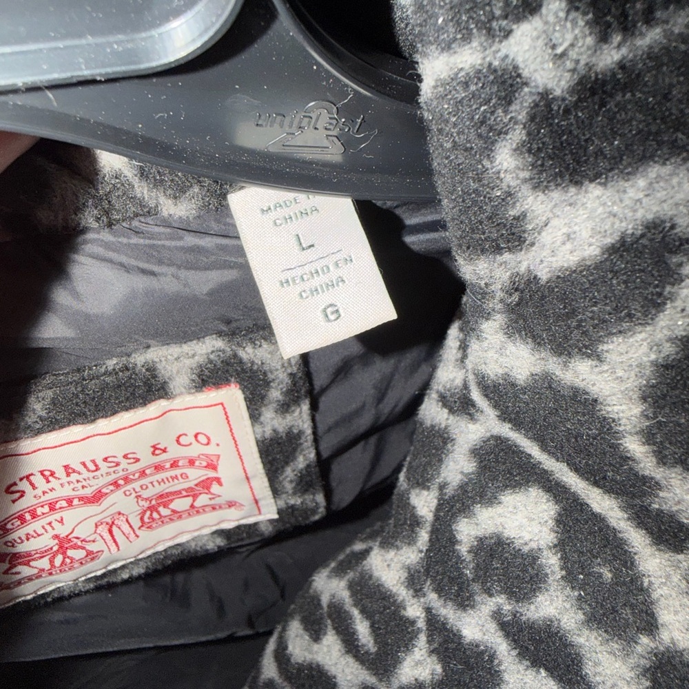 Levi's Women’s Zoe Gray Black Leopard Print Puffer Jacket - Picture 4 of 4